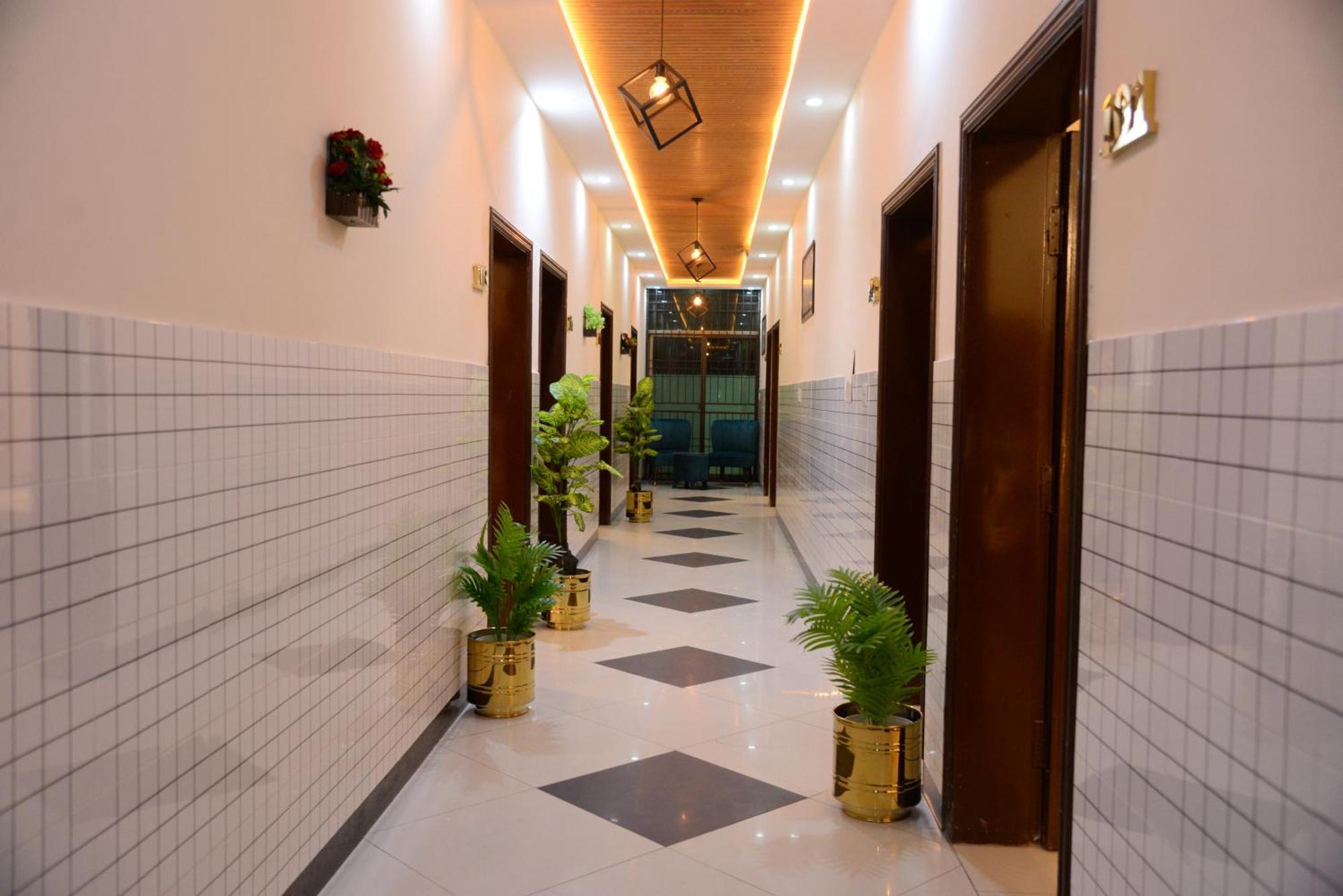 Go Room Hotel Lahore Exterior photo