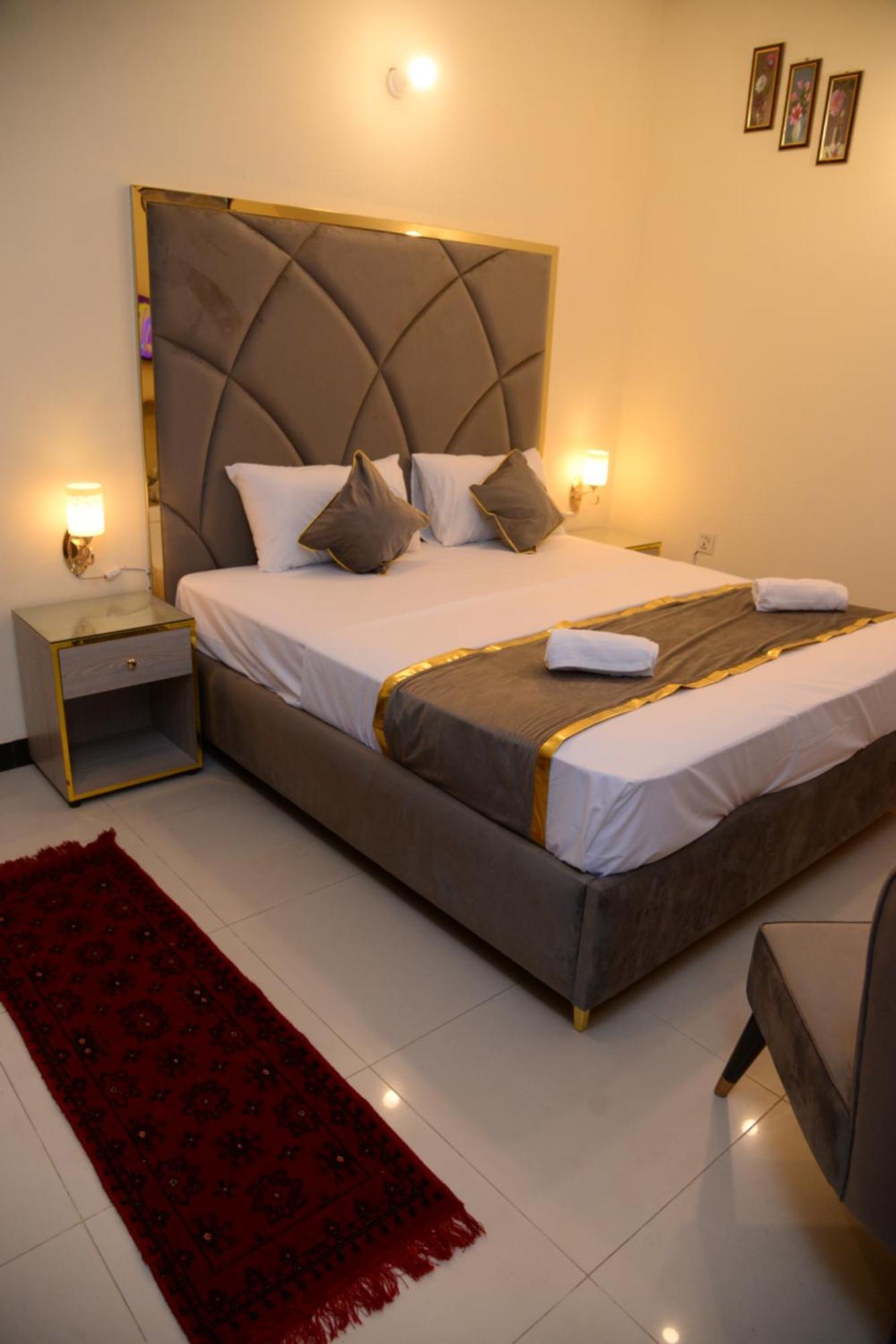 Go Room Hotel Lahore Exterior photo