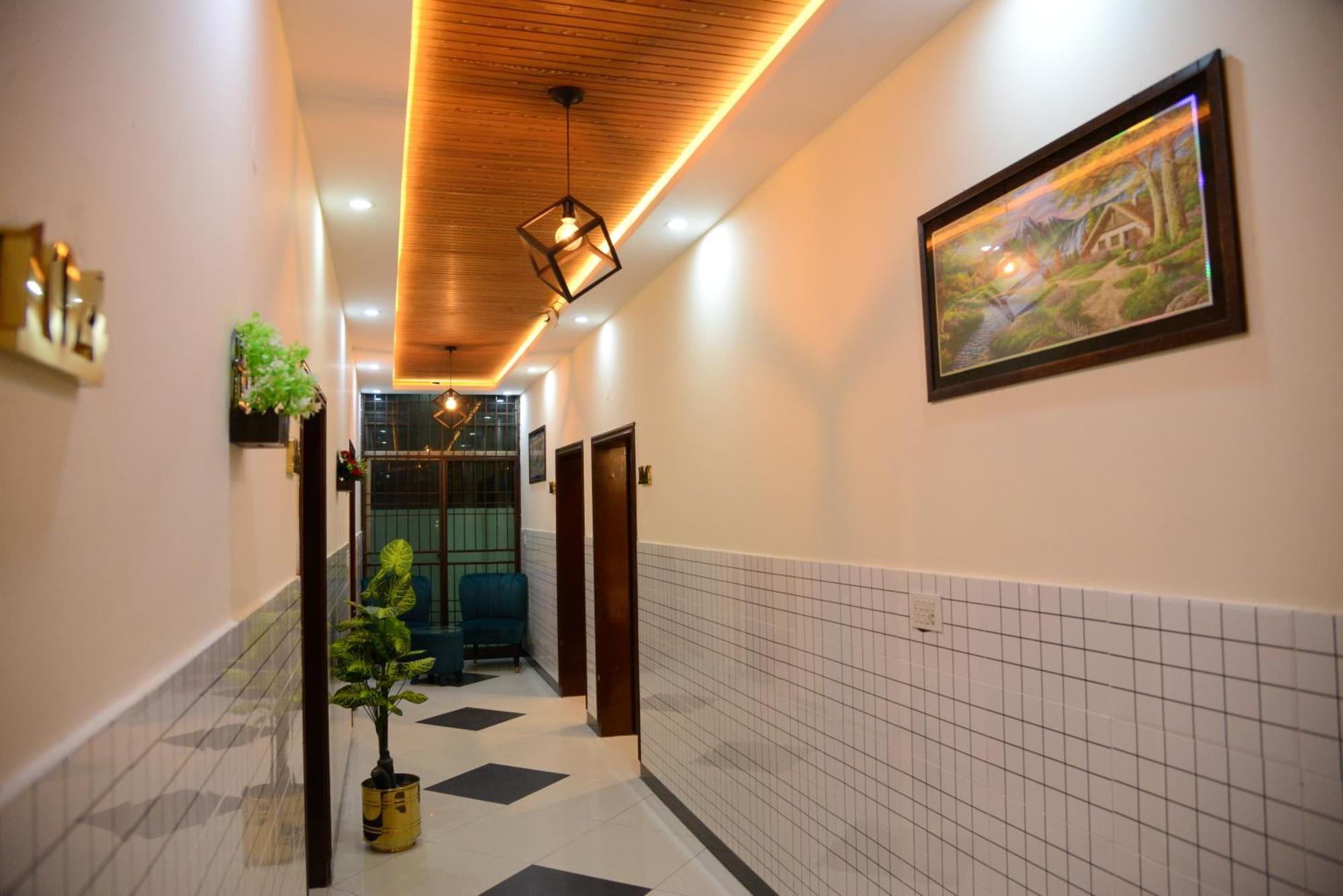 Go Room Hotel Lahore Exterior photo