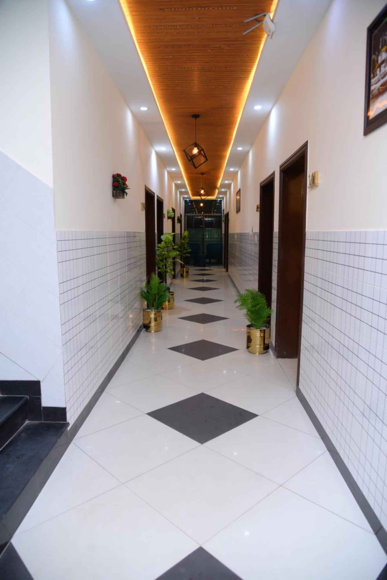 Go Room Hotel Lahore Exterior photo