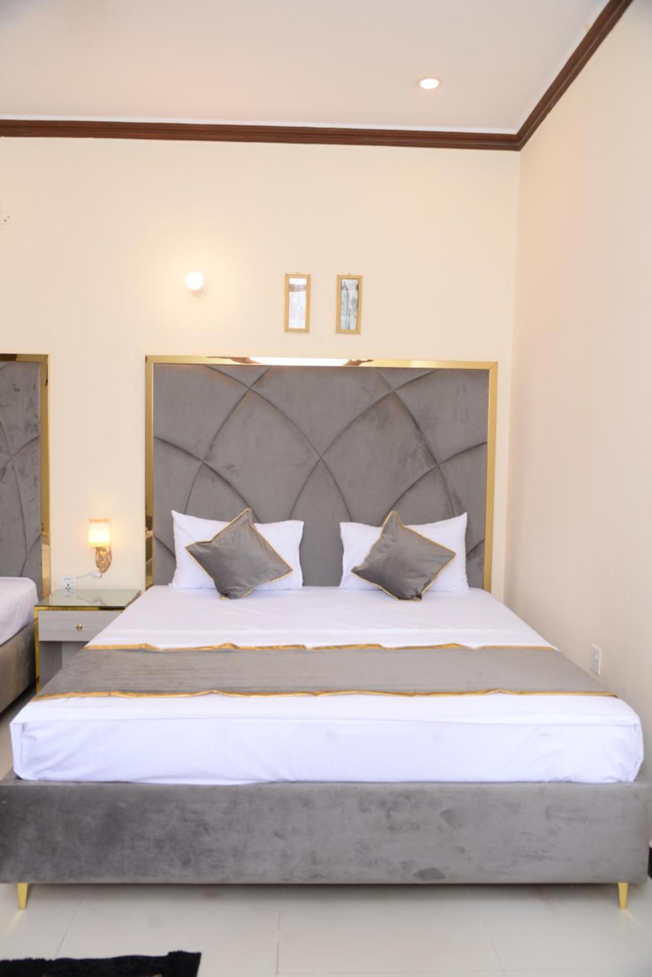 Go Room Hotel Lahore Exterior photo
