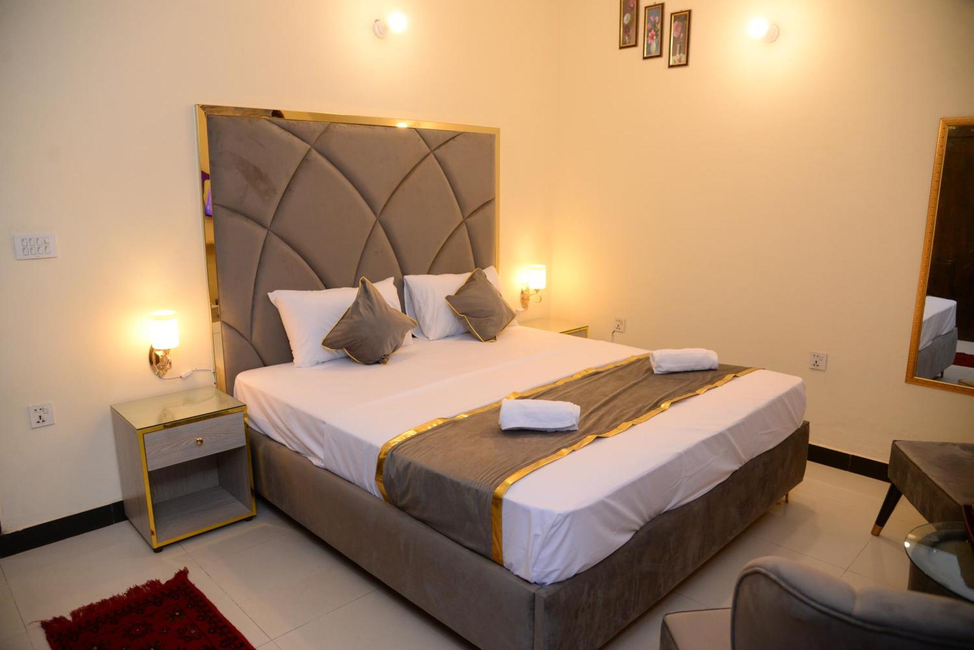 Go Room Hotel Lahore Exterior photo